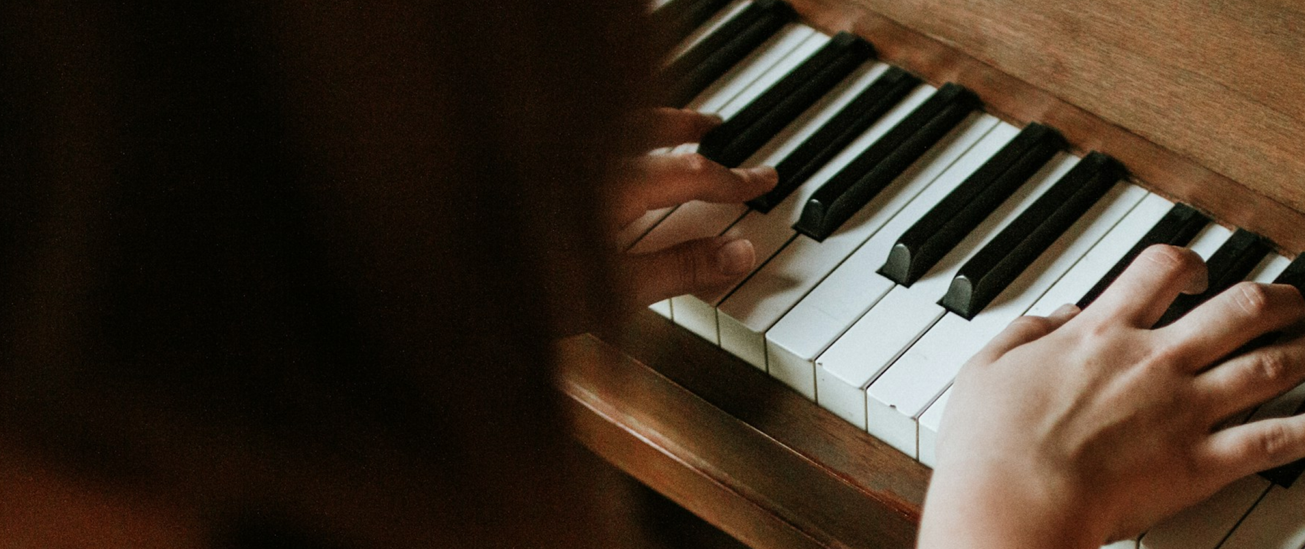 des mains qui joue du piano