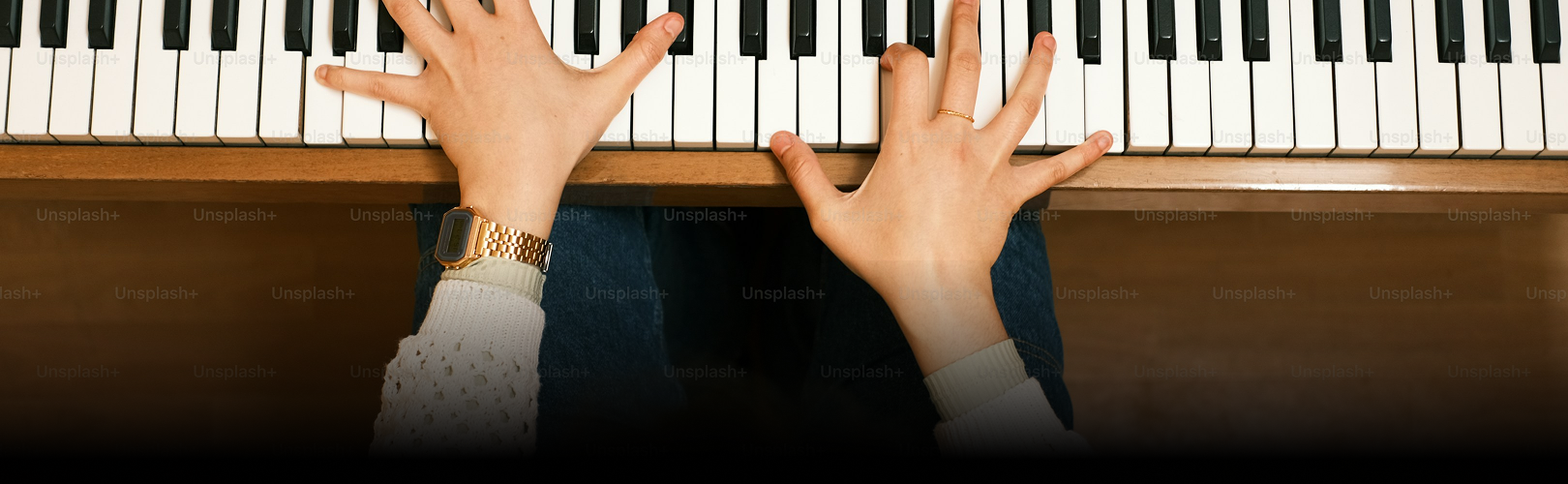 des mains qui joue du piano